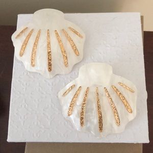 Tuckernuck resin seashell earrings